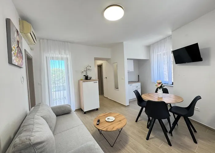 Flowers Pula, Center 풀라