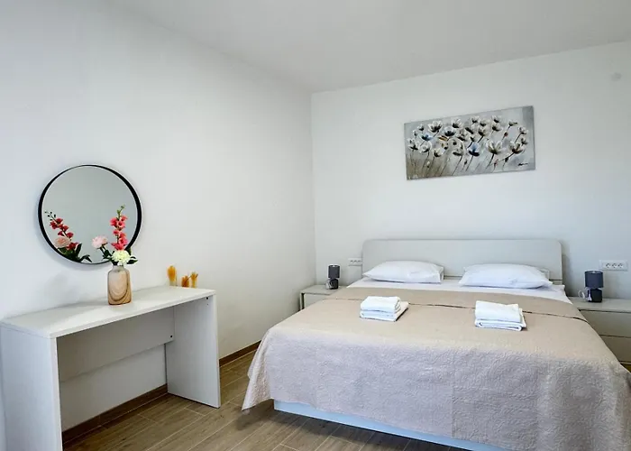 Flowers Pula, Center