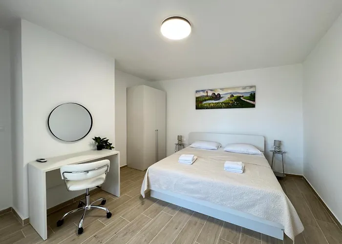 Flowers Pula, Center * 풀라