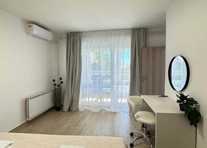 Flowers Pula, Center