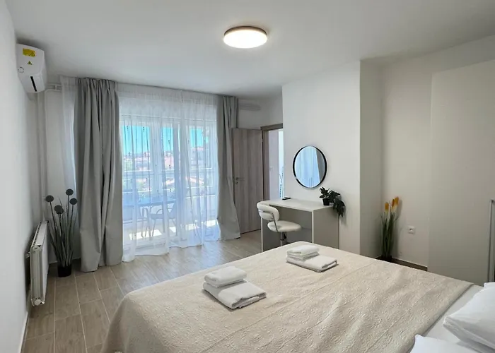 Flowers Pula, Center 풀라