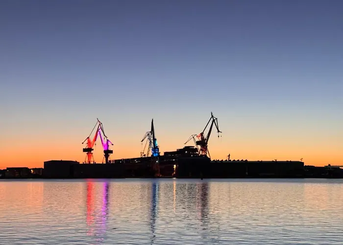 Flowers Pula, Center