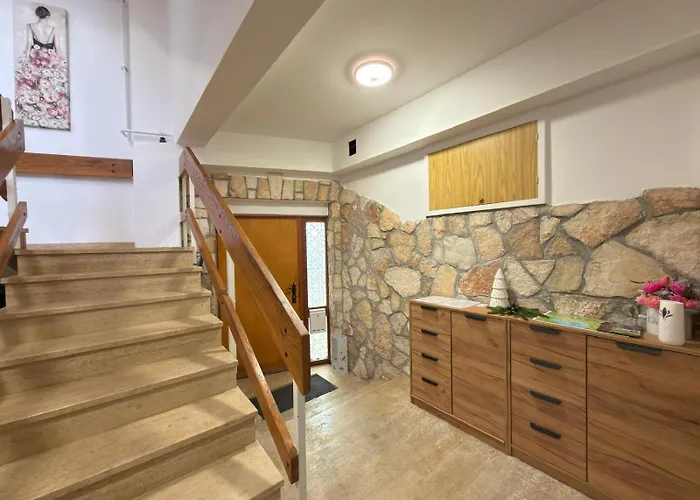 Flowers Pula, Center