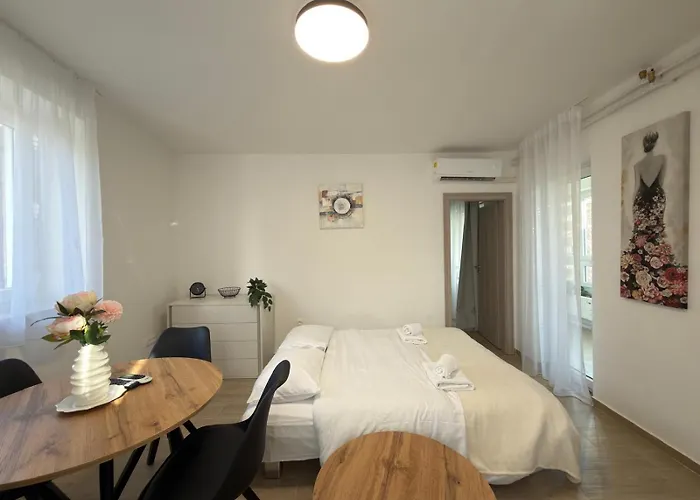 Flowers Pula, Center