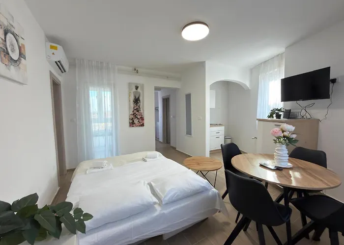 Flowers Pula, Center * 풀라